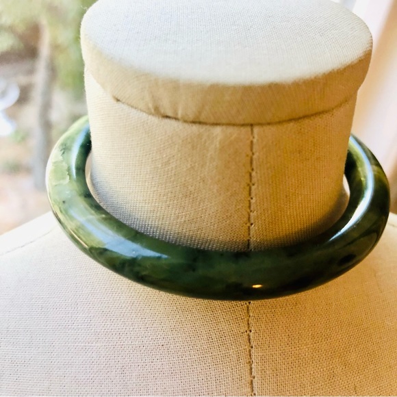 Vintage Green Stone Bangle Bracelet - Picture 16 of 17